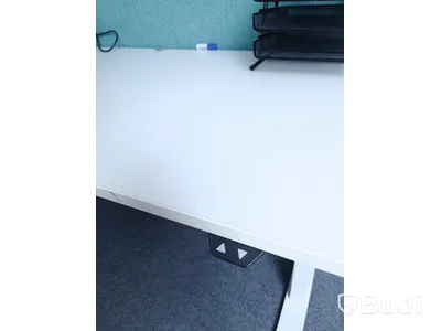 Elektriskt höj och sänkbart skrivbord vitt med skärmvägg (Ca mått 160 x 80 cm)