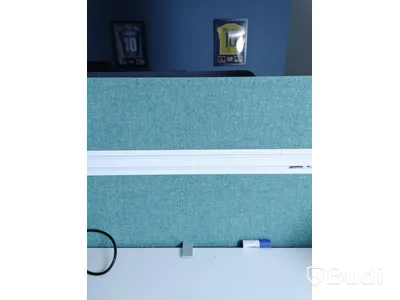 Elektriskt höj och sänkbart skrivbord vitt med skärmvägg (Ca mått 160 x 80 cm)