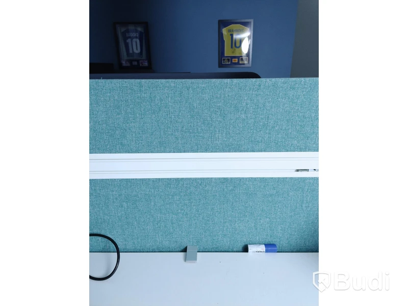 Elektriskt höj och sänkbart skrivbord vitt med skärmvägg (Ca mått 160 x 80 cm)