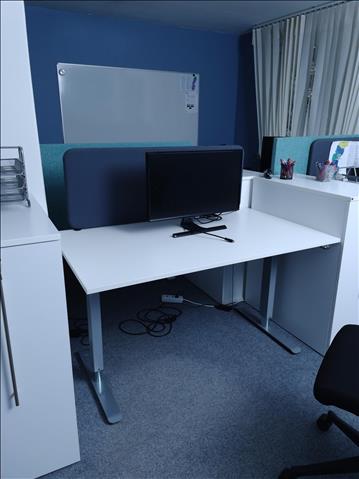 Elektriskt höj och sänkbart skrivbord vitt med skärmvägg (Ca mått 140 x 80 cm)