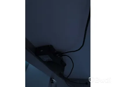 Elektriskt höj och sänkbart skrivbord vitt med skärmvägg (Ca mått 140 x 80 cm)