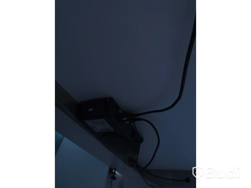 Elektriskt höj och sänkbart skrivbord vitt med skärmvägg (Ca mått 140 x 80 cm)