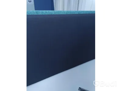 Elektriskt höj och sänkbart skrivbord vitt med skärmvägg (Ca mått 140 x 80 cm)
