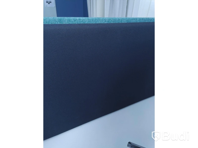Elektriskt höj och sänkbart skrivbord vitt med skärmvägg (Ca mått 140 x 80 cm)