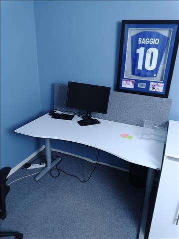 Elektriskt höj och sänkbart skrivbord vitt med skärmvägg (Ca mått 160 x 80 cm)