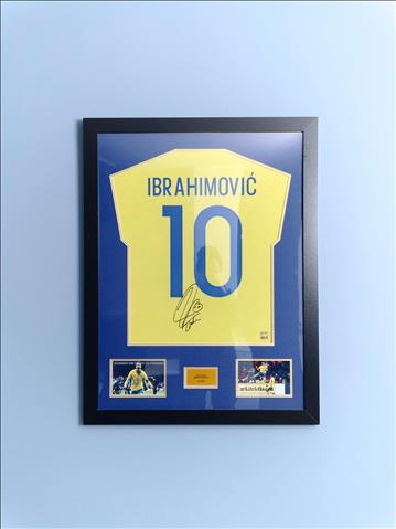 Tavla med Zlatan Ibrahimovic autograf (Ca mått 63 x 82 cm) OMSTARTAD, Ej äkta autograf