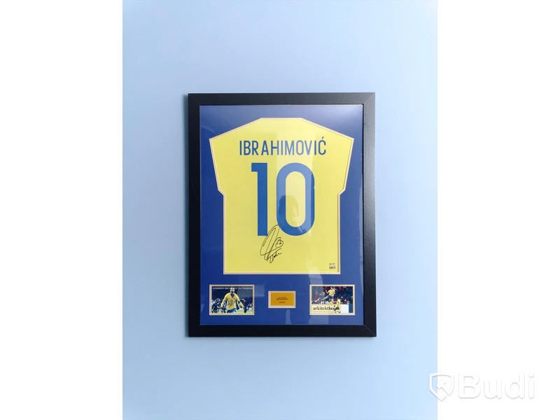 Tavla med Zlatan Ibrahimovic autograf (Ca mått 63 x 82 cm) OMSTARTAD, Ej äkta autograf