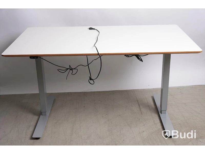 Höj- och sänkbart skrivbord 140 x 80 cm.