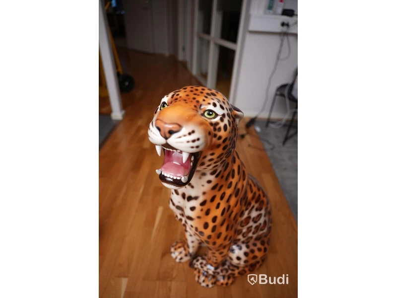 Geopard i gips, höjd ca 90 cm