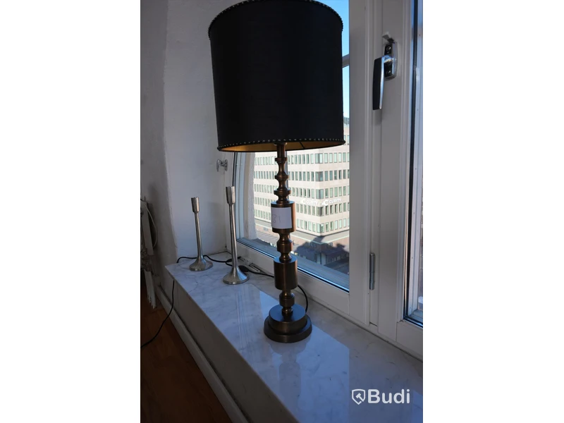 Bordslampa med lampskärm