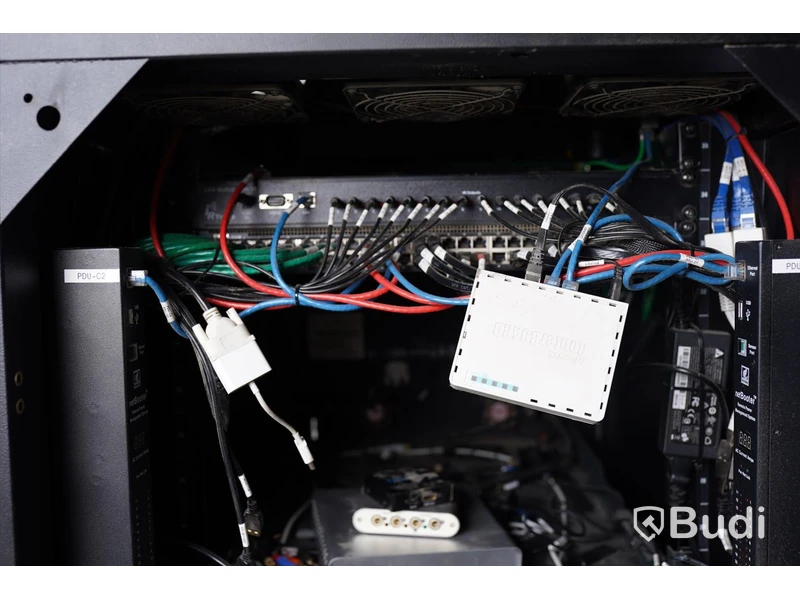System för testning av TV-boxar inkl. mycket utrustning och sladdar