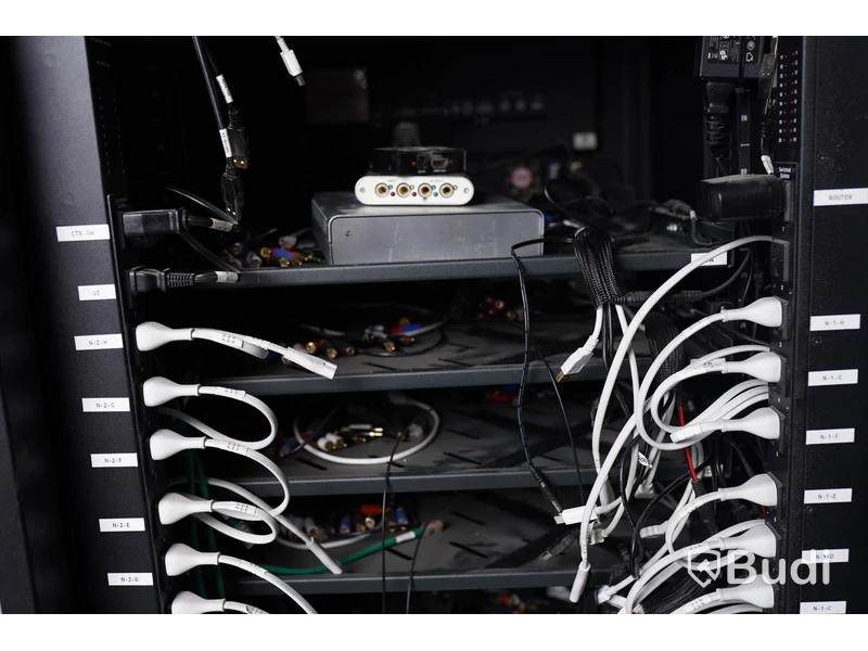 System för testning av TV-boxar inkl. mycket utrustning och sladdar