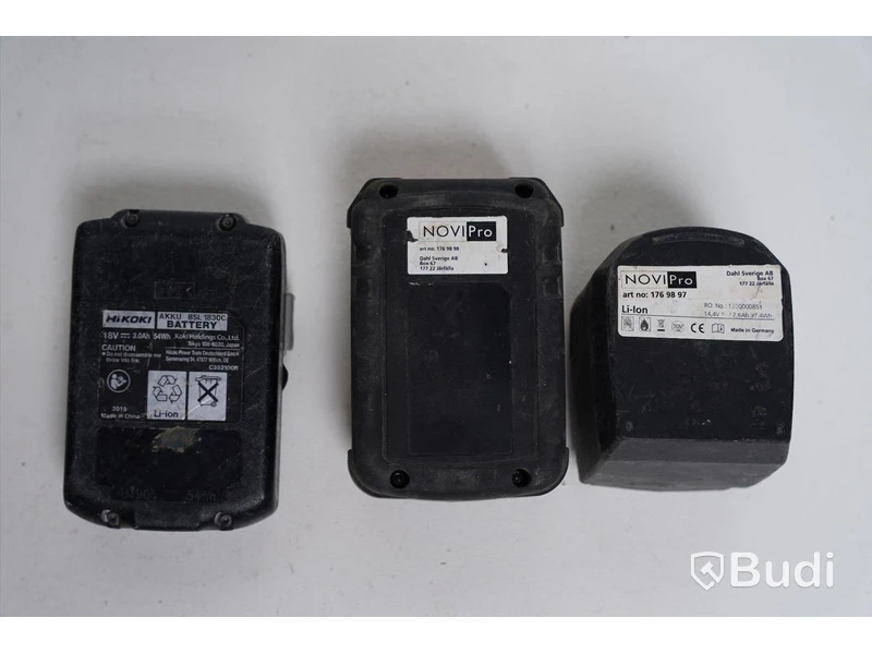 2 st. bygglampor, 3 st. batterier och 1 st. verktygsväska.