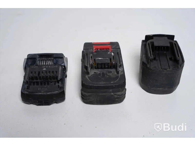 2 st. bygglampor, 3 st. batterier och 1 st. verktygsväska.