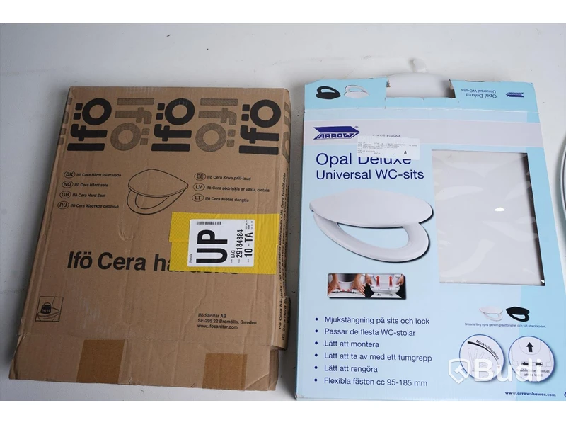 3 st Toalettsitsar från Ifö och Opal Deluxe saknar viss tillbehör.