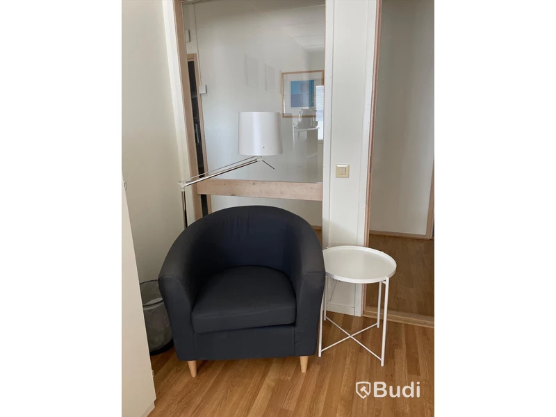 Fåtölj samt lågt bord och lampa
