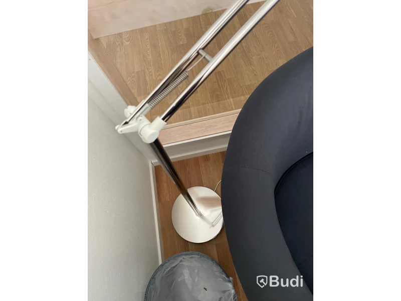 Fåtölj samt lågt bord och lampa