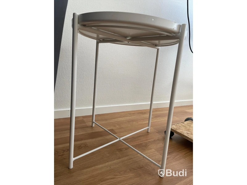 Fåtölj med lågt bord