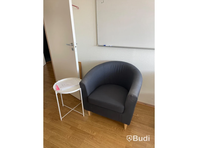 Fåtölj med lågt bord