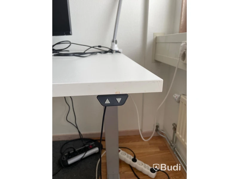 Elektriskt höj och sänkbart skrivbord vitt