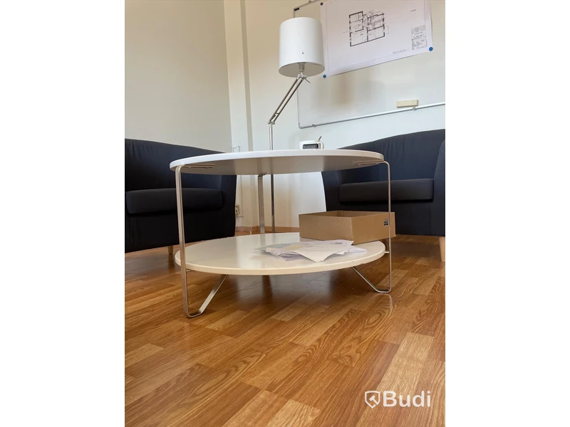 3 st fåtöljer,  litet bord, golvlampa