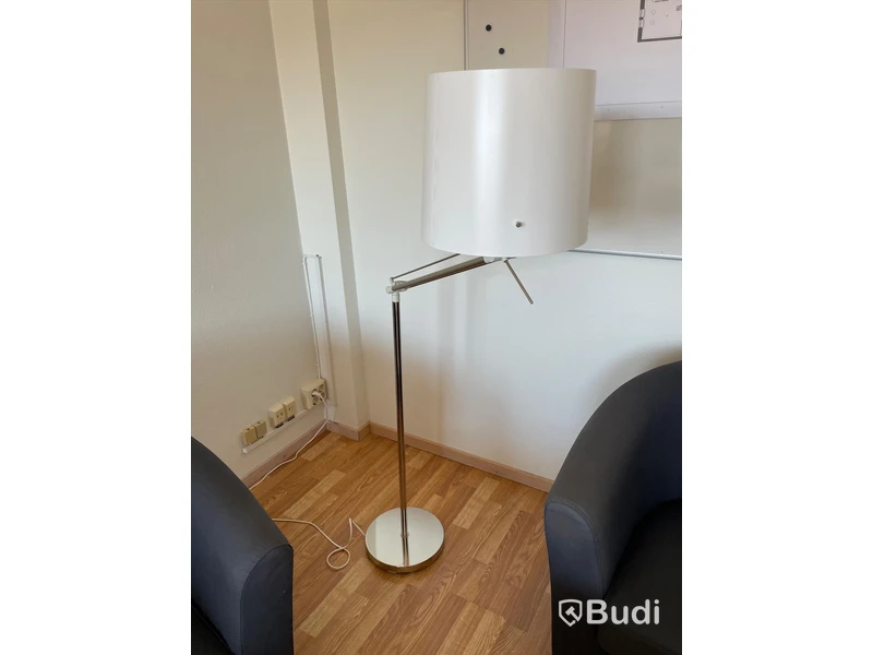 3 st fåtöljer,  litet bord, golvlampa