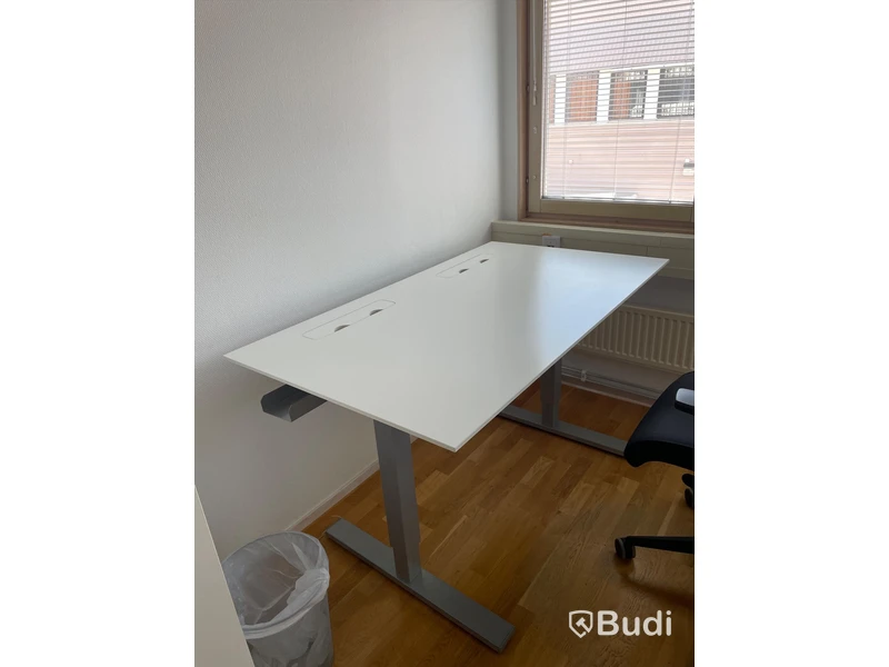 Elektriskt höj och sänkbart skrivbord vitt