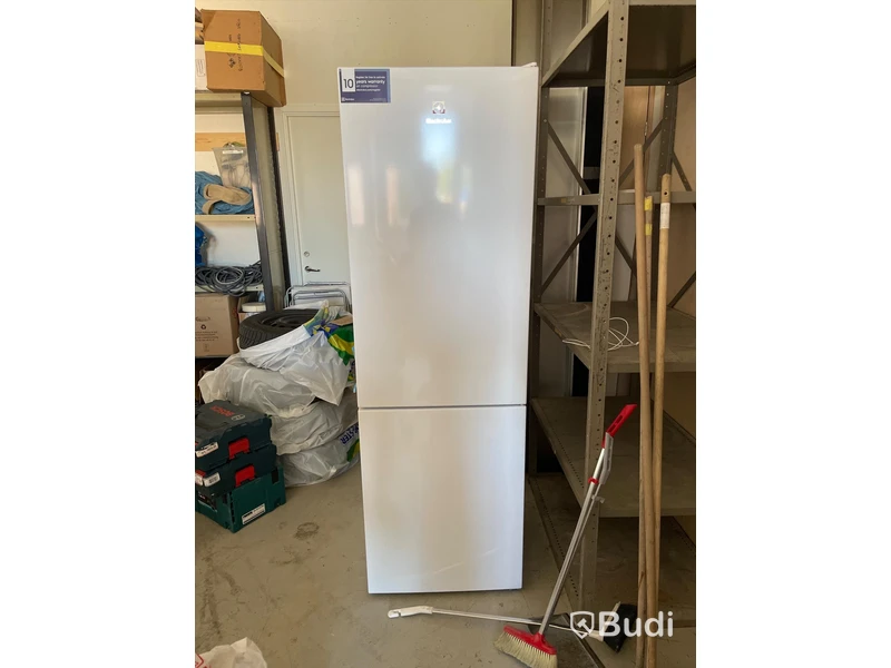 Kylskåp Electrolux LNC7ME32W1  Oanvänd.