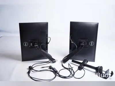 2st Dell datorskärmar med skrivbordsfäste.