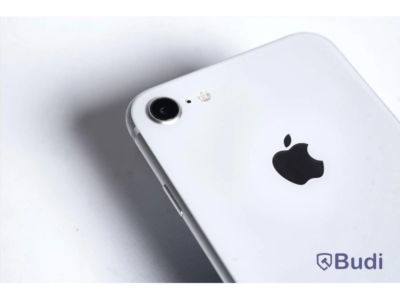 iPhone 8 - 64 GB, 88 procent batterihälsa, liten skärm spricka samt smått repig.