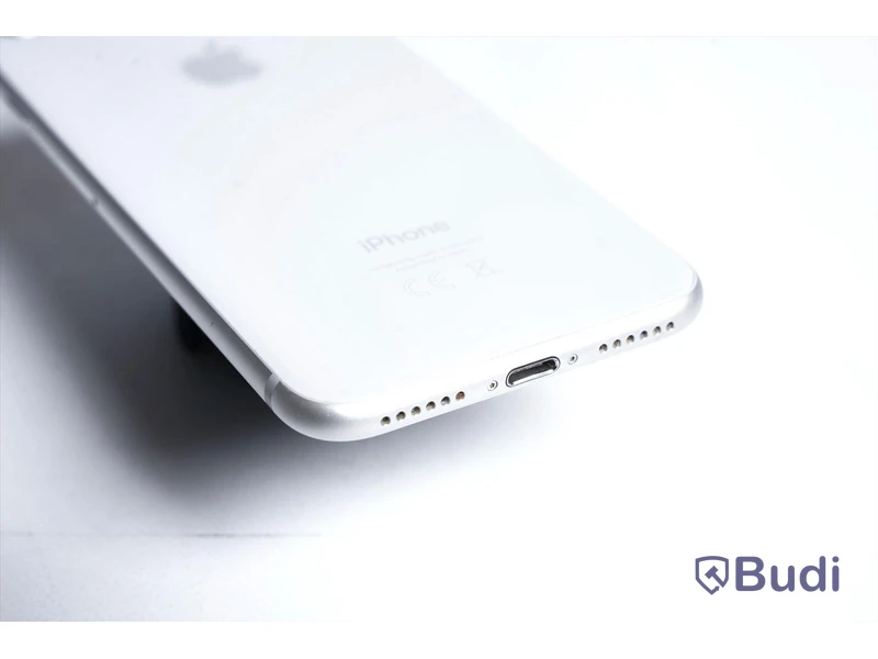 iPhone 8 - 64 GB, 88 procent batterihälsa, liten skärm spricka samt smått repig.