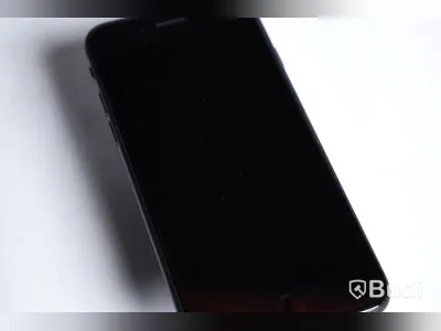 iPhone 8 - 64 GB, 88 procent batterihälsa, små repor på framsida skärm.