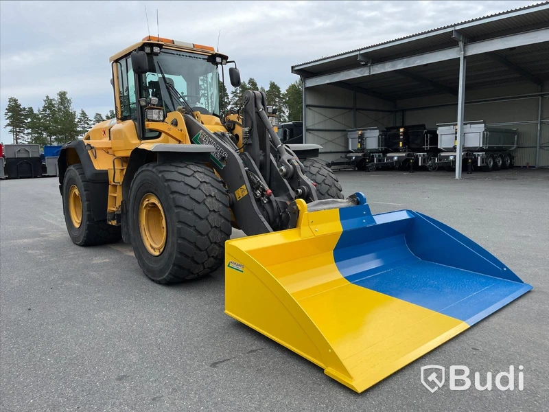 Planeringsskopa full Hardox 3.000 mm, målad i hedrande Ukraina färg - Bidrag från HAKARPS EQUIPMENT - Välgörenhetsauktion