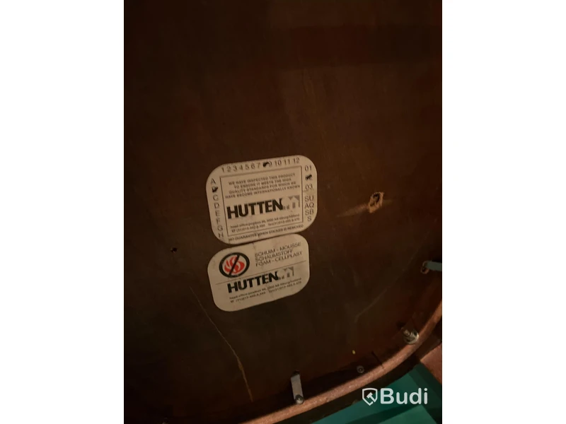 4 st stolar i trä HUTTEN samt 2 st bord