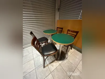 4 st stolar i trä HUTTEN samt 2 st bord