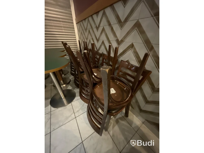 8 st stolar i trä HUTTEN