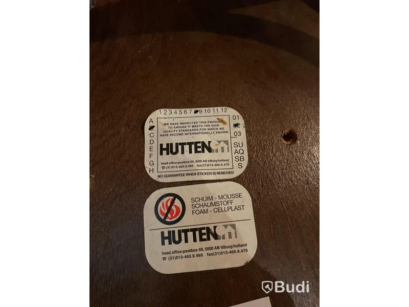 4 st stolar i trä HUTTEN samt 2 st bord