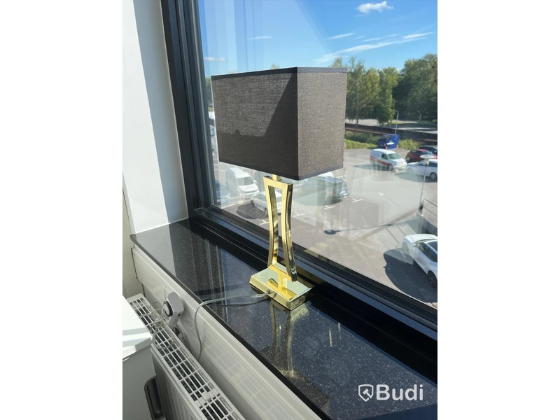 2st bordslampor med guldfot