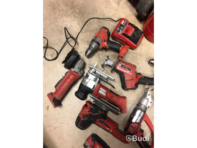 Milwaukee elverktyg set (10st verktyg, 2 st laddare av olika märken).