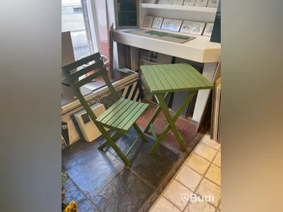 Grön stol och liten fällbart bord