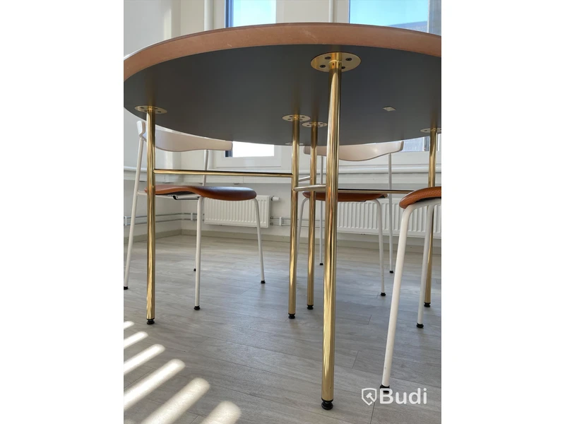 Runt matbord FERM LIVING
