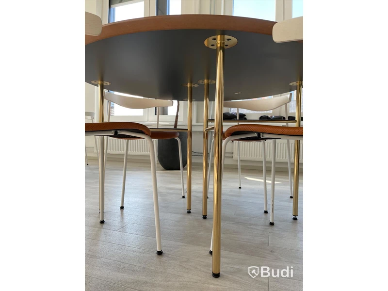 Runt matbord FERM LIVING