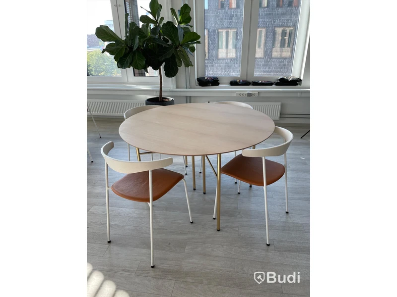 Runt matbord FERM LIVING