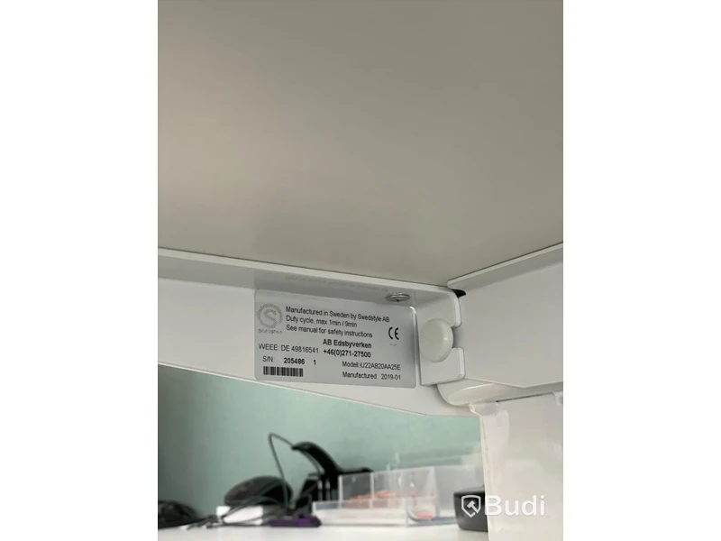 Elektriskt höj och sänkbart skrivbord med skärmvägg edsbyn