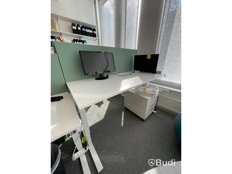 Elektriskt höj och sänkbart skrivbord med skärmvägg edsbyn