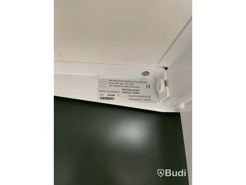 Elektriskt höj och sänkbart skrivbord med skärmvägg edsbyn