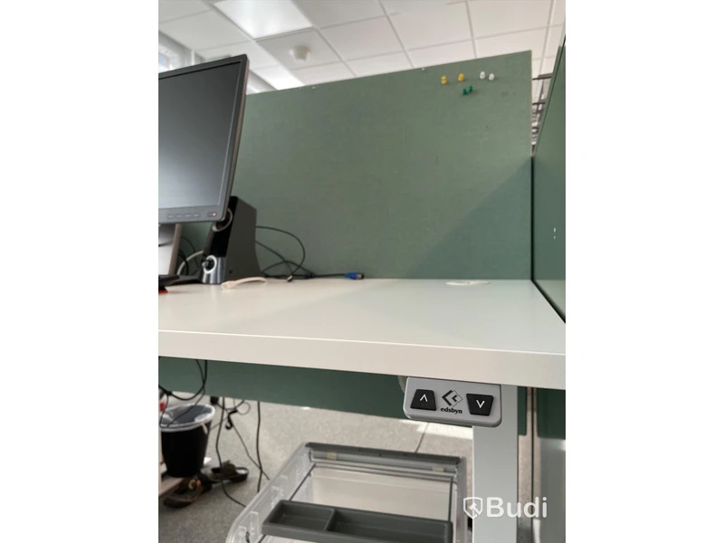 Elektriskt höj och sänkbart skrivbord med skärmvägg edsbyn