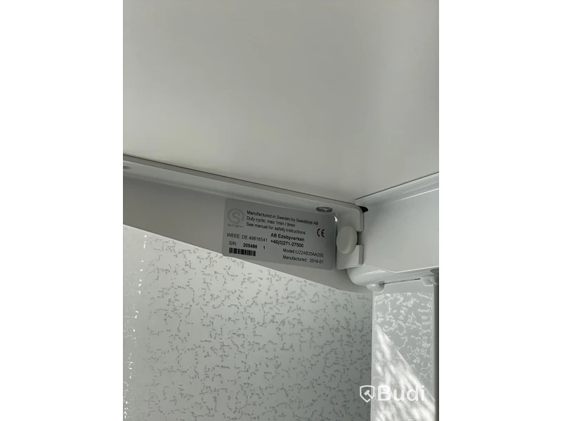 Elektriskt höj och sänkbart skrivbord med skärmvägg edsbyn