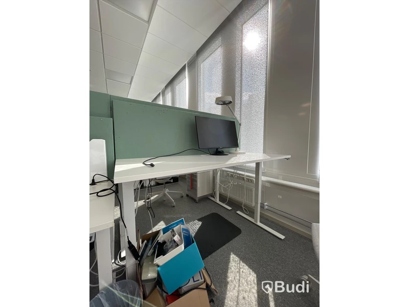 Elektriskt höj och sänkbart skrivbord med skärmvägg edsbyn