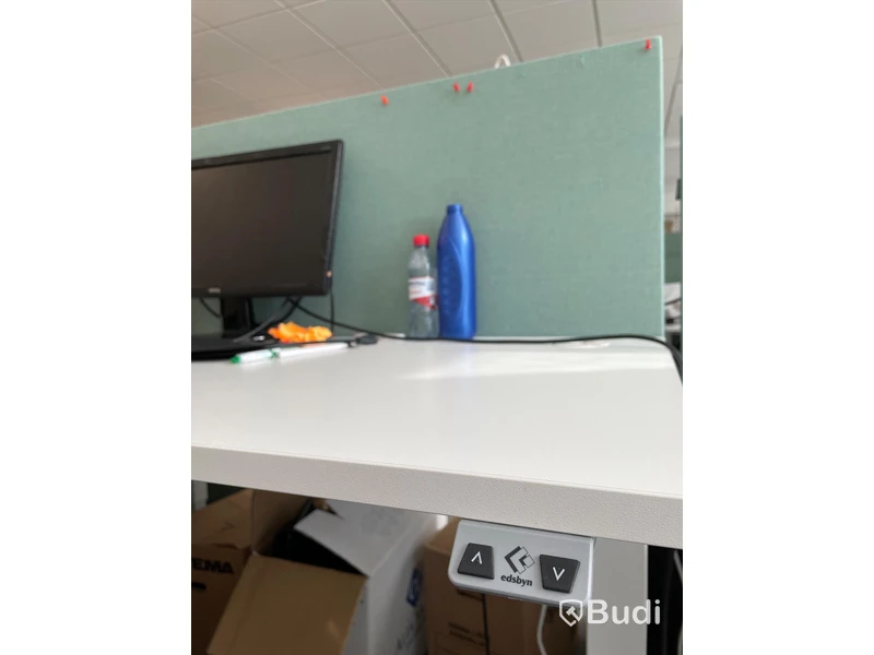 Elektriskt höj och sänkbart skrivbord med skärmvägg edsbyn